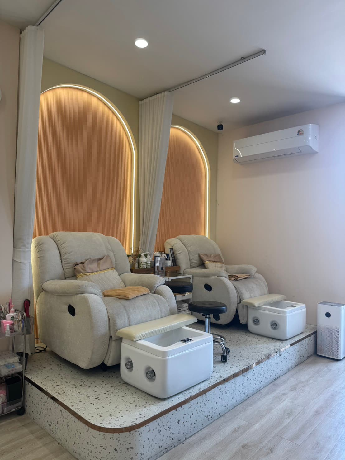 The calm interior of Diamond Nails Studio in Bang Khae, Bangkok